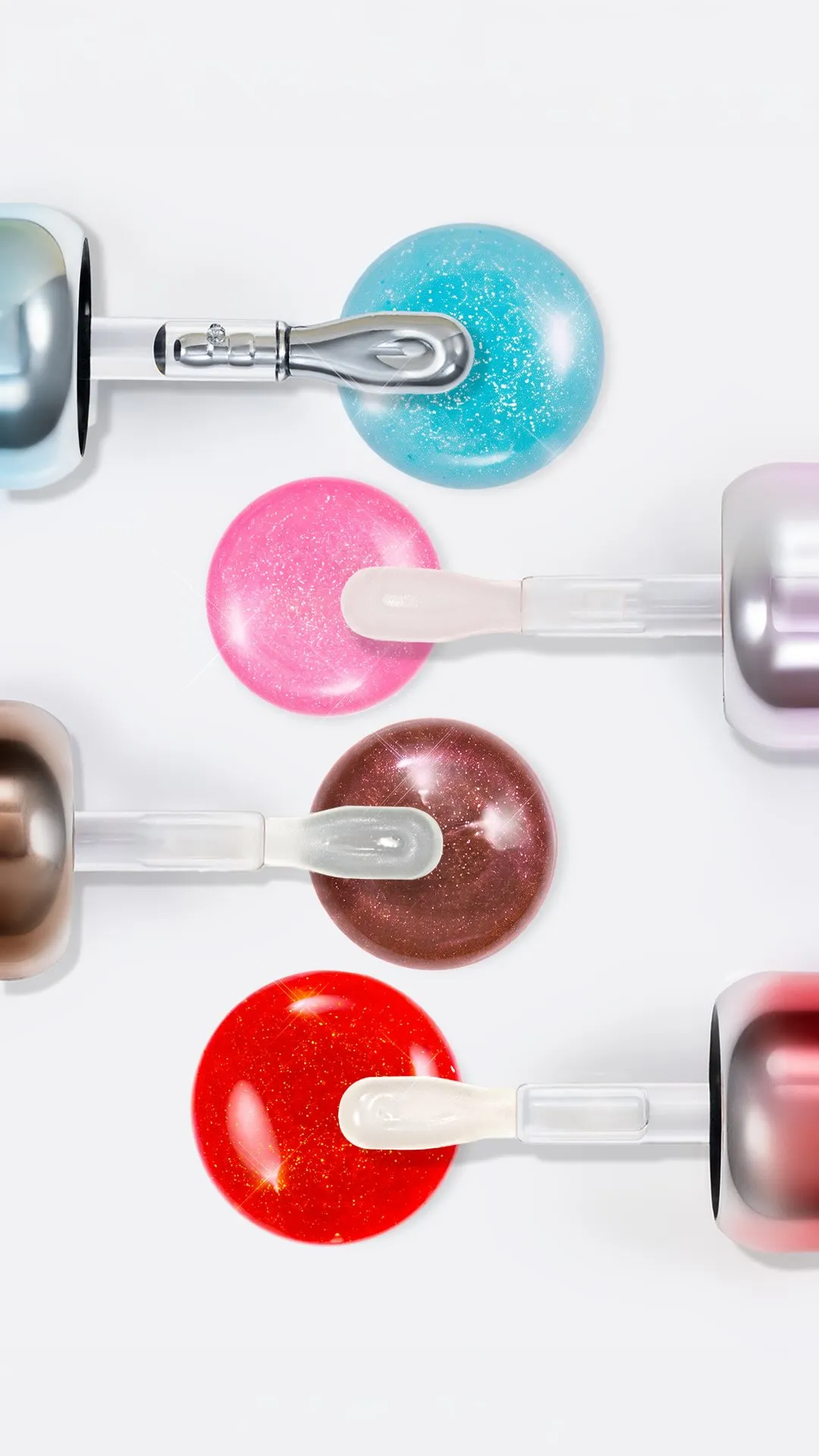 Quatro glosses em cores azul, rosa, marrom e vermelho vistos de cima, com as ponteiras ao lado das amostras de produto