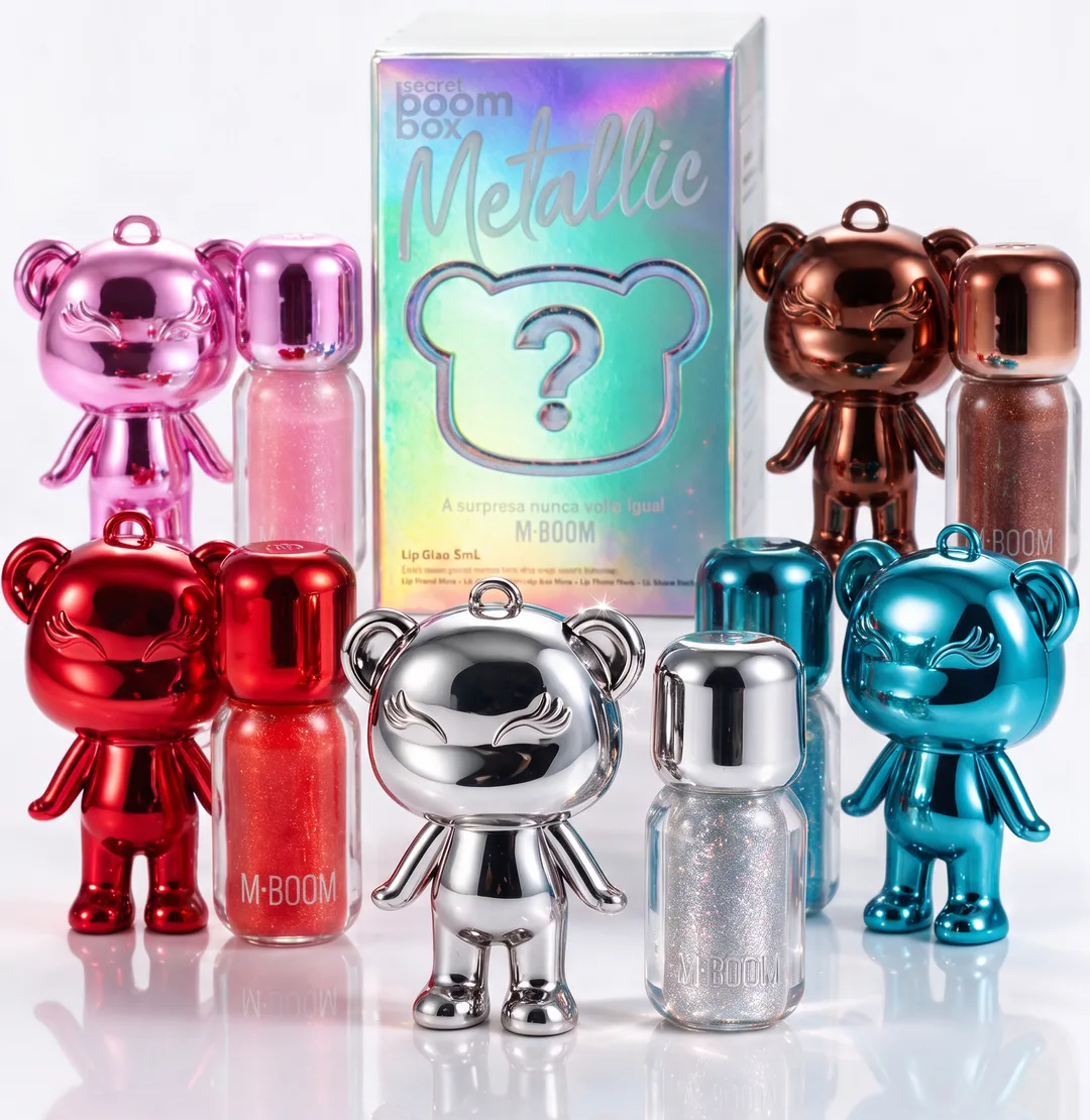 Os cinco Mboomies cromados da Metallic, cada um ao lado do seu gloss: rosa, vermelho, bronze, azul e, no centro, o prata raro