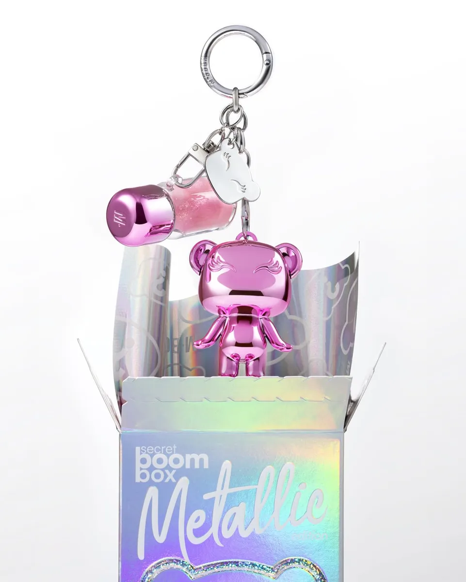 Mboomie cromado saindo da caixa da Secret Boom Box Metallic